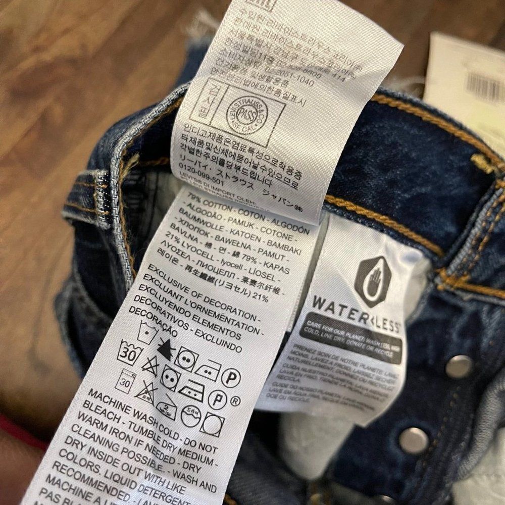 Levi’s Ribcage Shorts   - Picture 9 of 9